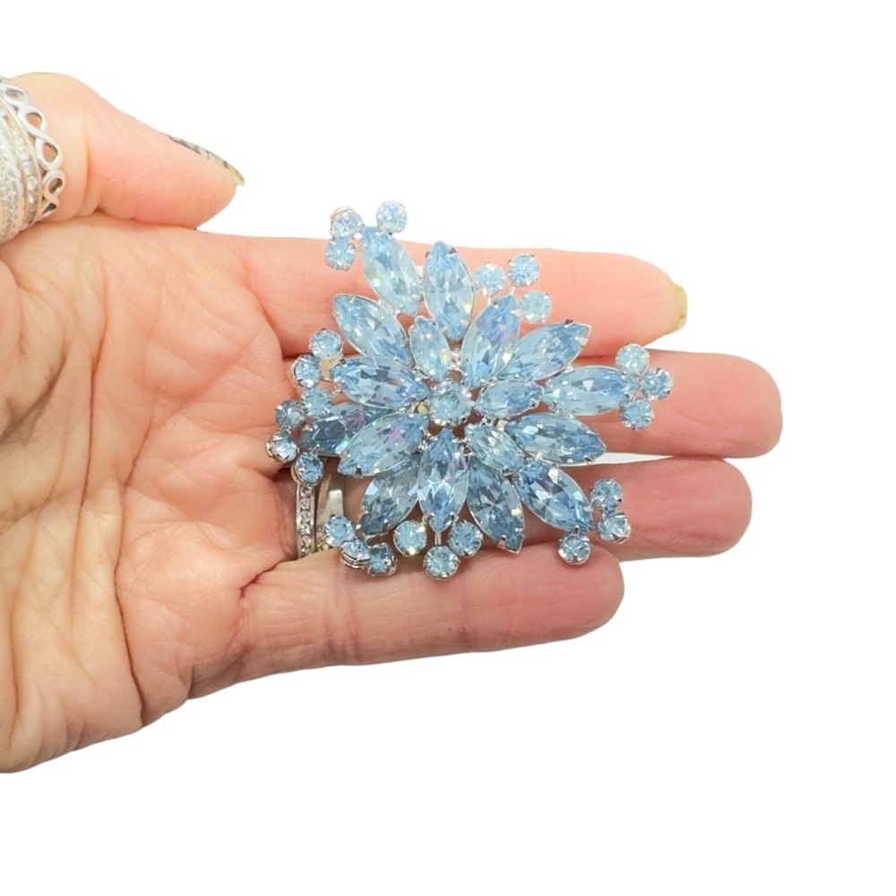 Vintage Hallmarked Weiss Topaz Blue Rhinestone Brooch - Picture 7 of 8